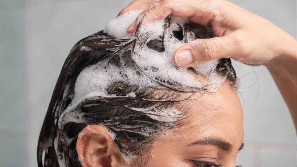 Dica certeira para descobrir se você está usando o shampoo errado e como isso explica a queda, o frizz e a falta de hidratação