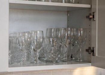 Bebidas com gosto estranho nos copos? Pode ser esse erro simples que causa o cheiro de umidade