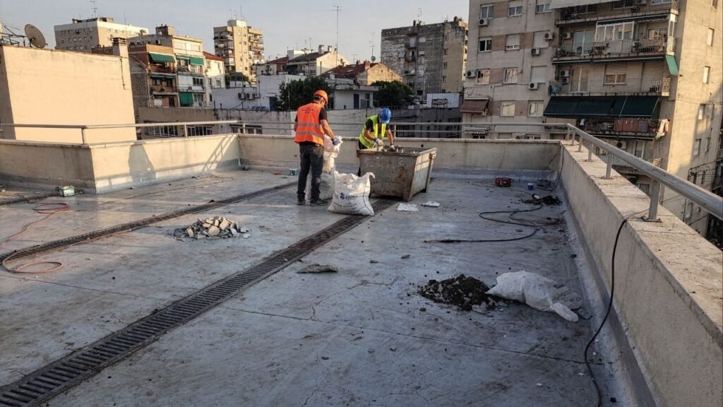Justiça manda retirar horta de terraço após água, peso excessivo e danos colocarem moradores em risco