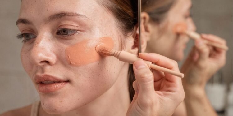 A cor que mistura rosa e laranja na medida certa e transforma qualquer maquiagem em viço instantâneo