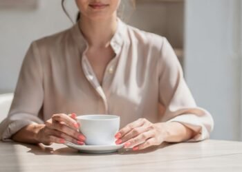 O segredo por trás das mãos com aparência mais jovem pode estar no tom certo de esmalte e na forma como ele reflete a luz