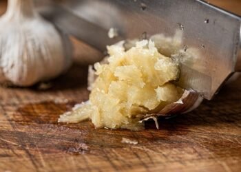 Como cozinhar alho da forma correta sem perder suas propriedades e valor nutricional