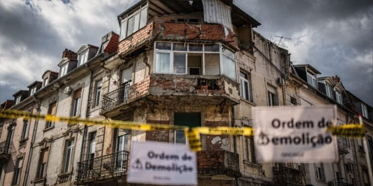 Obra em terraço autorizada por condomínio termina com ordem de demolição confirmada pelo Supremo