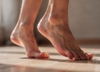 O movimento simples que “acorda” músculos adormecidos e muda a forma de caminhar