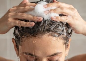 Dica certeira para descobrir se você está usando o shampoo errado e como isso explica a queda, o frizz e a falta de hidratação