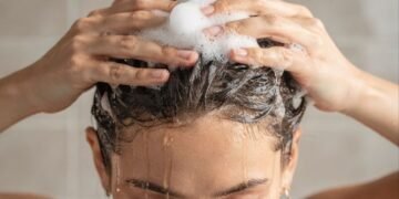 Dica certeira para descobrir se você está usando o shampoo errado e como isso explica a queda, o frizz e a falta de hidratação