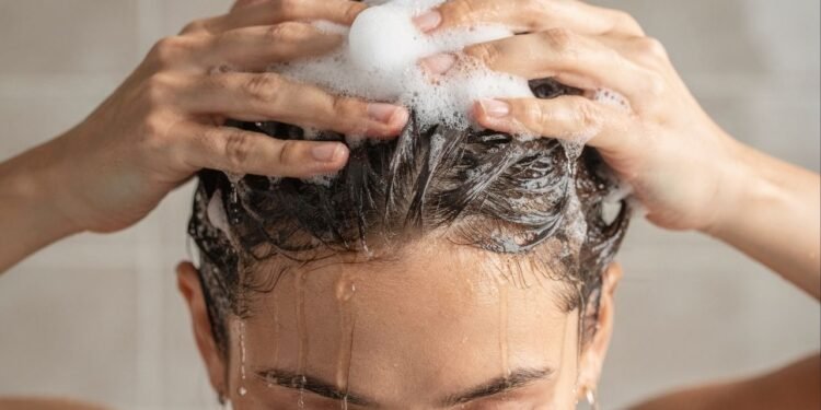 Dica certeira para descobrir se você está usando o shampoo errado e como isso explica a queda, o frizz e a falta de hidratação