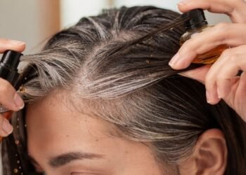 As receitas que mais disfarçam fios brancos em cabelos escuros e como usá-las sem manchar ou pesar a cor natural