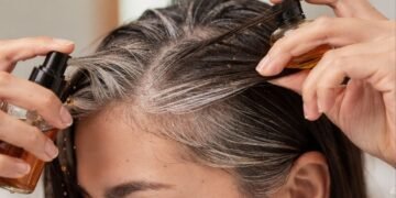 As receitas que mais disfarçam fios brancos em cabelos escuros e como usá-las sem manchar ou pesar a cor natural