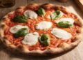 Com fermentação caseira e poucos ingredientes, esta pizza marguerita cria massa leve e sabor equilibrado digno de pizzaria