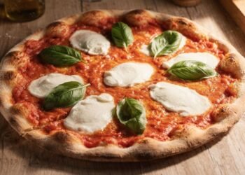 Com fermentação caseira e poucos ingredientes, esta pizza marguerita cria massa leve e sabor equilibrado digno de pizzaria