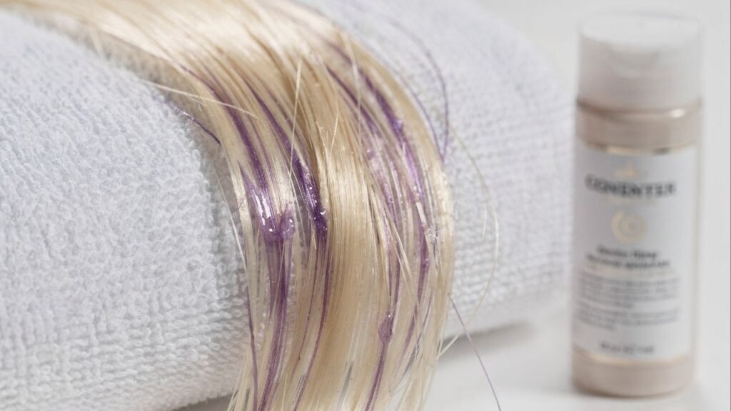 Seu loiro está amarelando mesmo cuidando? O erro pode estar no uso do shampoo roxo e muita gente faz do jeito errado