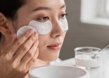 A receita caseira com bicarbonato que promete reduzir olheiras profundas e o detalhe que faz a diferença no resultado