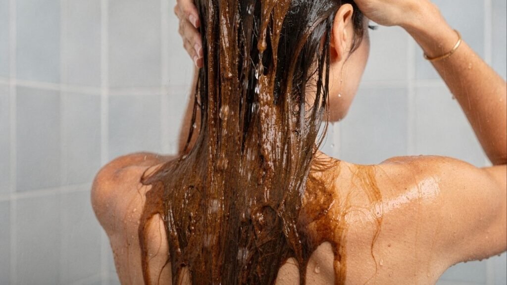 As receitas que mais disfarçam fios brancos em cabelos escuros e como usá-las sem manchar ou pesar a cor natural