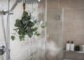 Você só precisa de um ramo de eucalipto no chuveiro para transformar o banho em um ritual de spa com cheiro, vapor e bem-estar real
