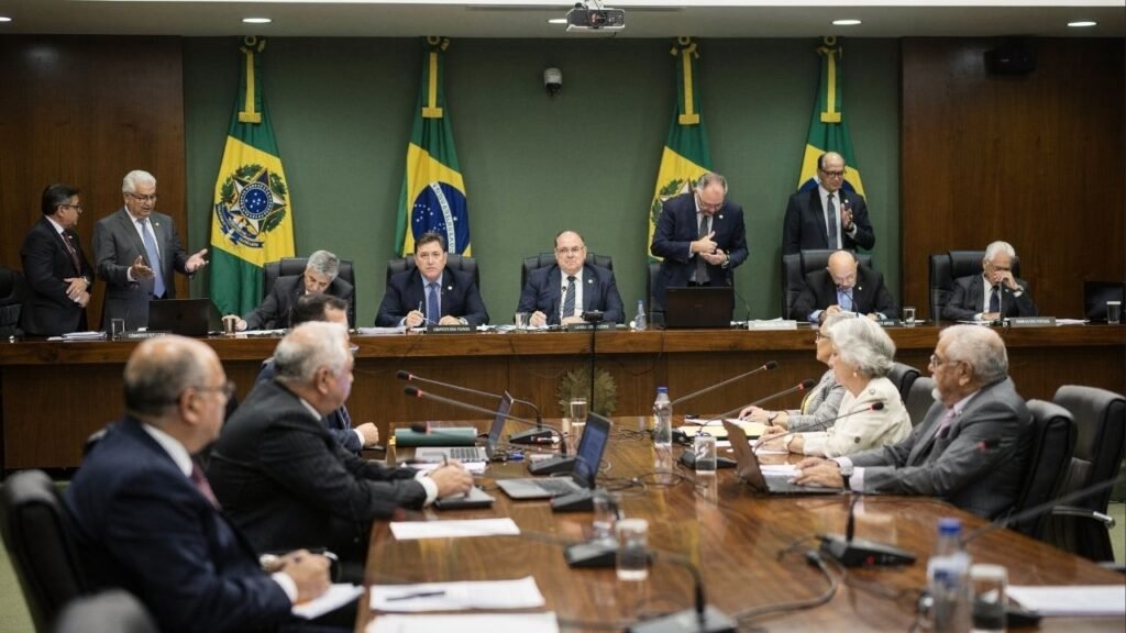 Idosos acima de 75 podem ficar isentos de IR e parar de contribuir ao INSS se projeto virar lei