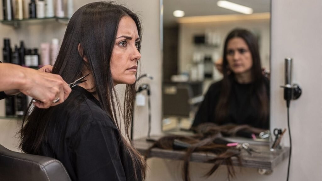 O que acontece quando você corta o cabelo depois de uma separação pode transformar muito mais do que o espelho mostra