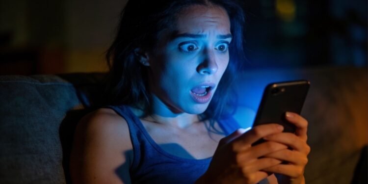 Demissão por mensagem enviada às 22h36 viraliza e levanta debate sobre limites legais no Brasil