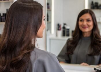 3 sinais de que seu cabelo entrou em colapso químico e por que só a reconstrução inteligente pode resolver