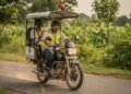 Sem estradas adequadas e sem ambulâncias disponíveis, um homem transforma sua motocicleta em ambulância improvisada e muda o destino de vilarejos inteiros