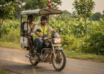Sem estradas adequadas e sem ambulâncias disponíveis, um homem transforma sua motocicleta em ambulância improvisada e muda o destino de vilarejos inteiros