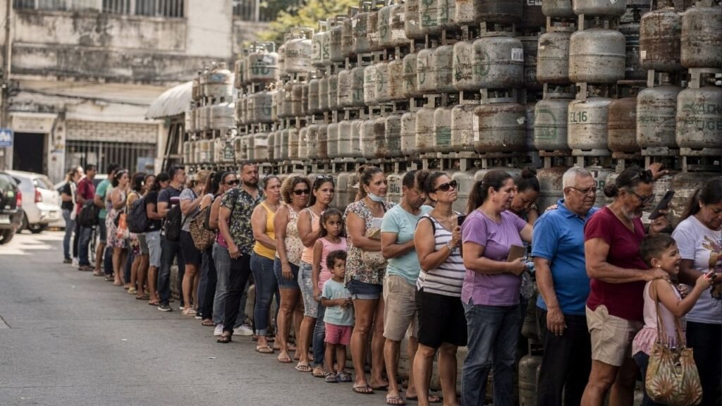 Gratuidade do botijão de gás se espalha pelas capitais e programa corre para atender 15 milhões de famílias