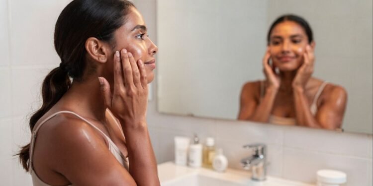 Como a automassagem facial pode transformar rosto inchado e traços rígidos sem procedimentos invasivos