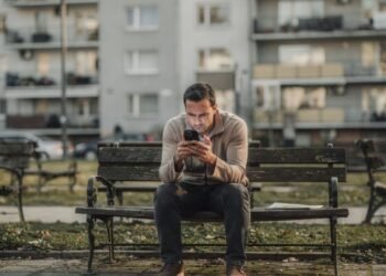 Amizades não estão terminando com brigas, mas com silêncio, e psicólogos explicam por que isso está se tornando tão comum