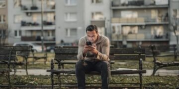 Amizades não estão terminando com brigas, mas com silêncio, e psicólogos explicam por que isso está se tornando tão comum