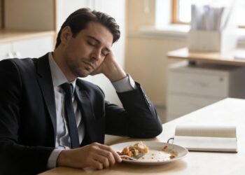 Sonolência no trabalho: pesquisadores explicam por que ela acontece e como lidar com ela