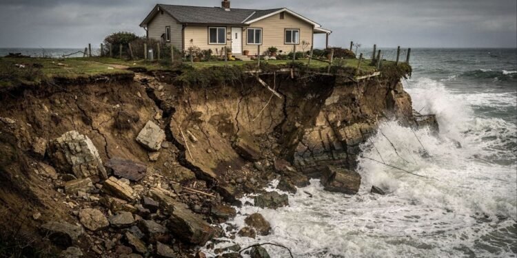 Erosão costeira derruba casa de R$ 1,6 milhão recém-comprada e expõe risco imprevisível