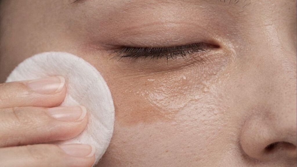 A receita caseira com bicarbonato que promete reduzir olheiras profundas e o detalhe que faz a diferença no resultado