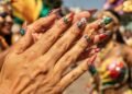 Essa nova técnica de nail art virou febre e pode ser o segredo por trás dos visuais mais marcantes da folia de 2026