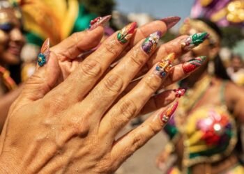 Essa nova técnica de nail art virou febre e pode ser o segredo por trás dos visuais mais marcantes da folia de 2026