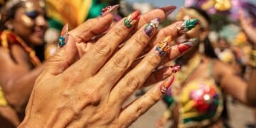 Essa nova técnica de nail art virou febre e pode ser o segredo por trás dos visuais mais marcantes da folia de 2026