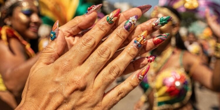Essa nova técnica de nail art virou febre e pode ser o segredo por trás dos visuais mais marcantes da folia de 2026
