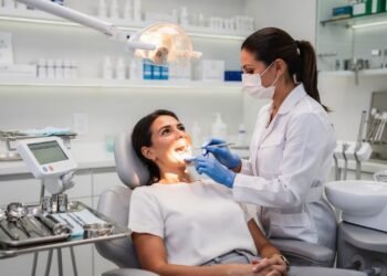 Dentistas alertam: esse acúmulo imperceptível pode desencadear uma destruição irreversível e até perda dentária