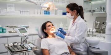 Dentistas alertam: esse acúmulo imperceptível pode desencadear uma destruição irreversível e até perda dentária