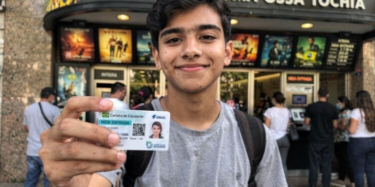 Pouca gente sabe, mas cursos gratuitos reconhecidos pelo MEC podem garantir meia-entrada legal em shows, cinema e eventos