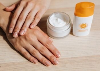 Mãos ressecadas e unhas fracas podem envelhecer sua aparência mais rápido e esse cuidado diário muda tudo