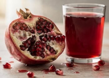 A frutinha cheia de antioxidantes que deixa suas receitas mais bonitas e seu coração mais protegido