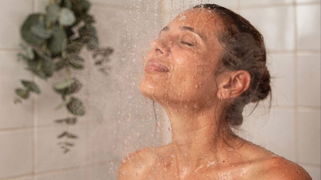 Você só precisa de um ramo de eucalipto no chuveiro para transformar o banho em um ritual de spa com cheiro, vapor e bem-estar real