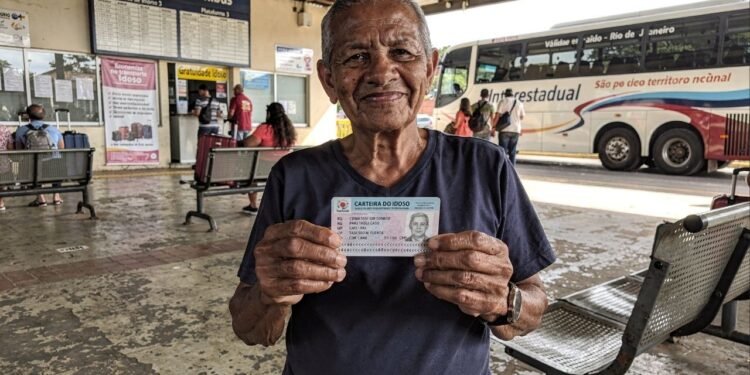 Idosos com renda de até dois salários mínimos agora têm acesso a um documento que garante viagens de graça em todo o país