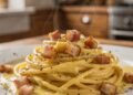Passo a passo simples para fazer uma carbonara verdadeira com molho cremoso sem creme de leite nem risco de virar ovos mexidos