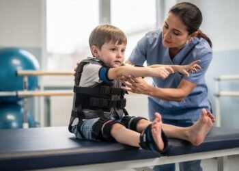 Justiça determina que plano de saúde pague terapia negada para criança com paralisia cerebral, e decisão chama atenção