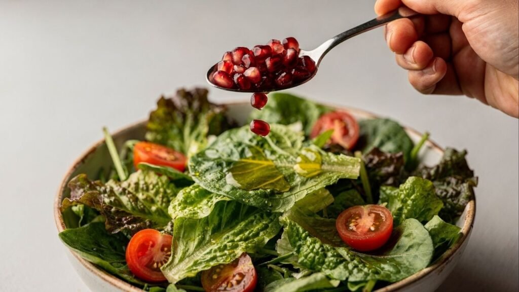 A frutinha cheia de antioxidantes que deixa suas receitas mais bonitas e seu coração mais protegido