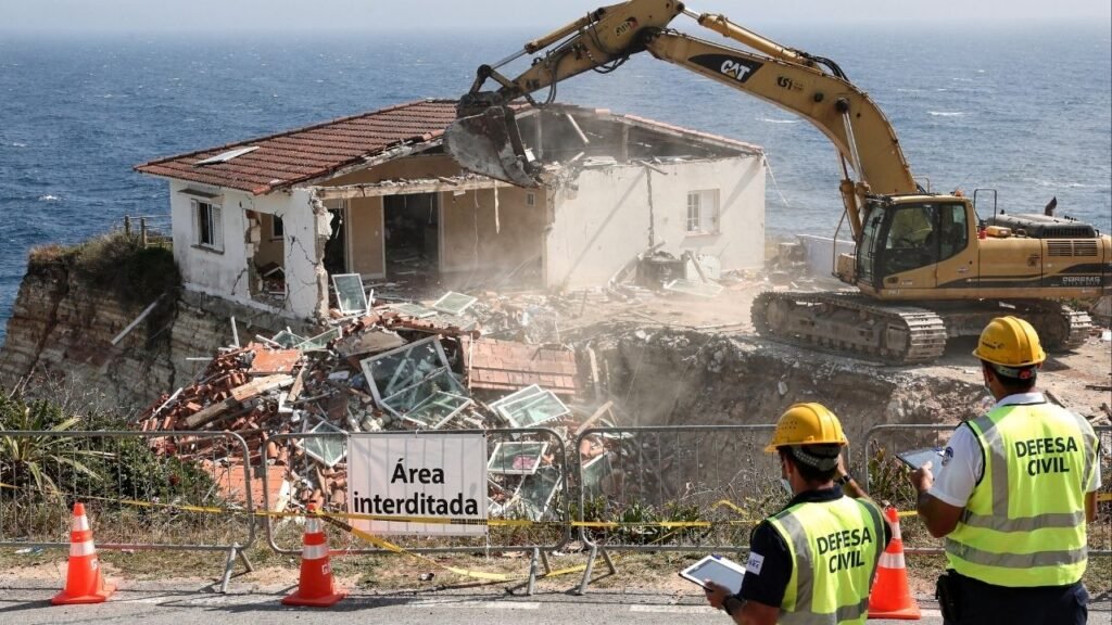 Erosão costeira derruba casa de R$ 1,6 milhão recém-comprada e expõe risco imprevisível