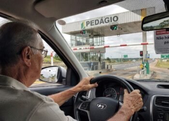 Fake news sobre isenção de pedágio para idosos se espalha nas redes e pode gerar multa e pontos na CNH
