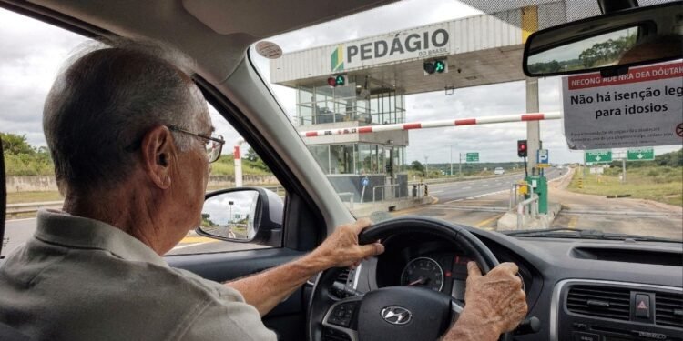 Fake news sobre isenção de pedágio para idosos se espalha nas redes e pode gerar multa e pontos na CNH