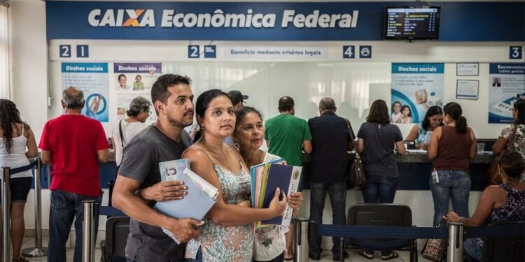 188 mil estrangeiros recebem Bolsa Família por estarem no CadÚnico e dentro da renda, enquanto deputados tentam barrar acesso